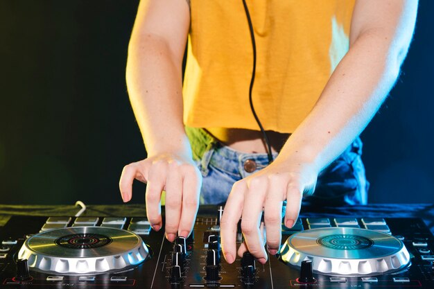 Close-up DJ mixer bedieningspaneel