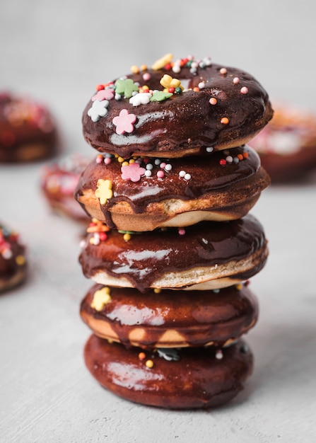 Gratis foto close-up donuts met glimmertjes