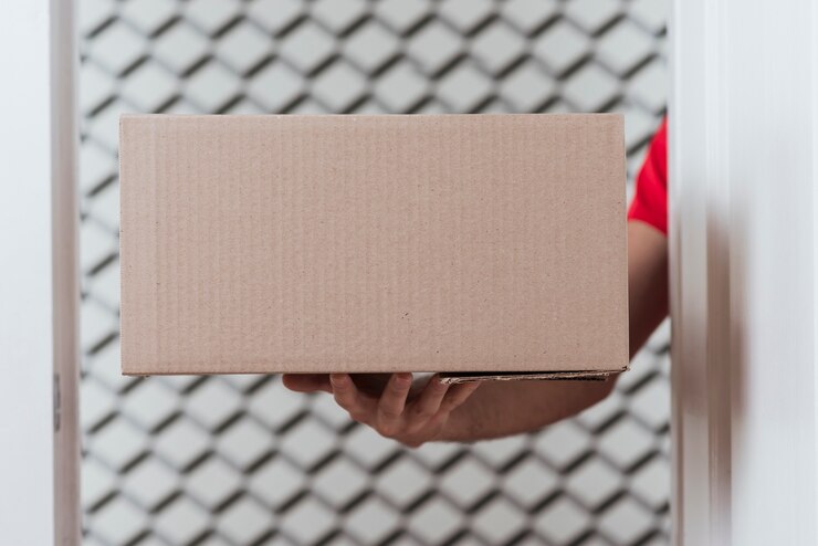 Gratis Foto close-up doos voor levering en koeriers hand