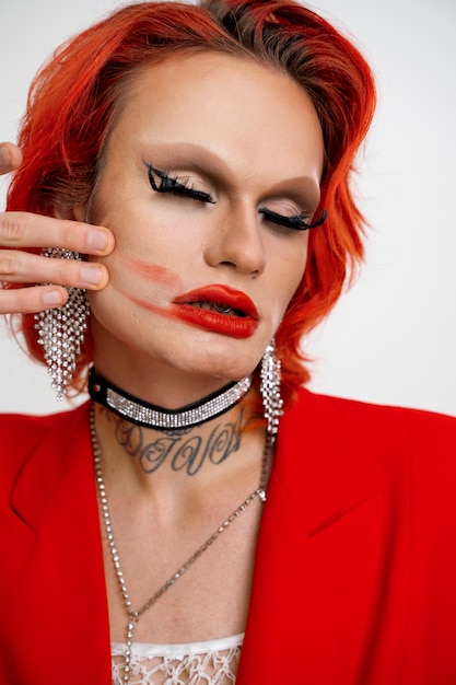 Gratis foto close-up drag queen met vlekkerige make-up