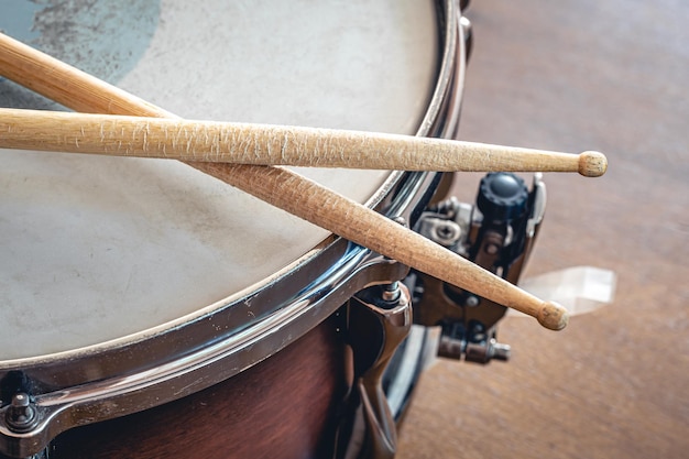 Close-up drumsticks op een onscherpe achtergrond
