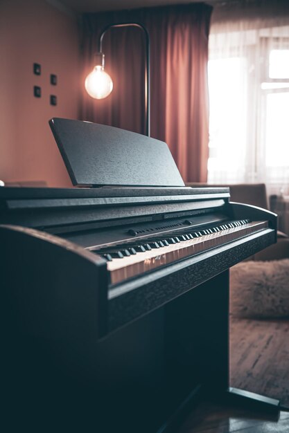 Close-up elektronische piano in een donkere kamer