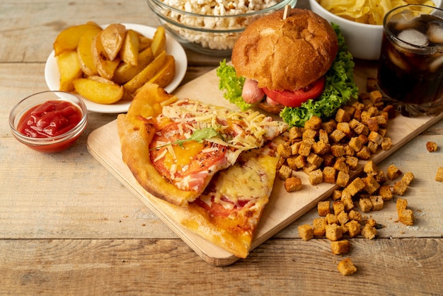 Close-up fastfood en snacks op tafel