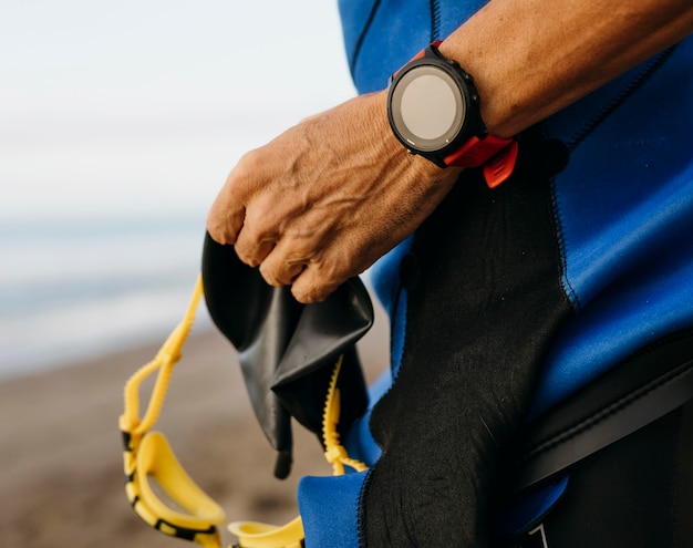 Gratis foto close-up fit zwemmer aan zee