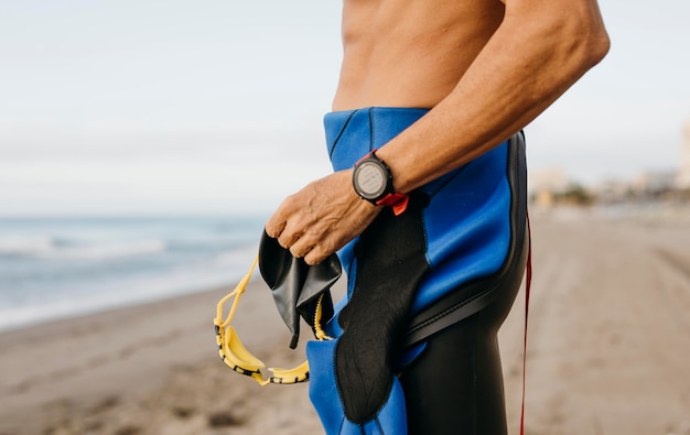 Gratis foto close-up fit zwemmer op het strand