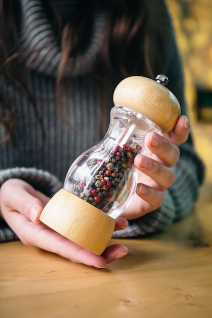 Close-up fles peper in containers met molen