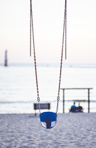 Close-up focus shot van schommels op het strand