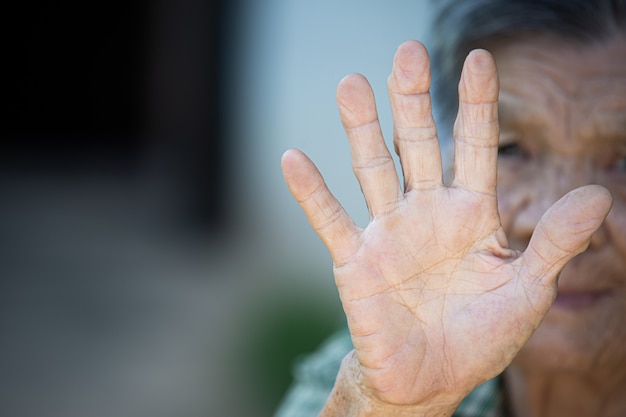 Close-up foto van de hand van de oude vrouw met anti-symbool