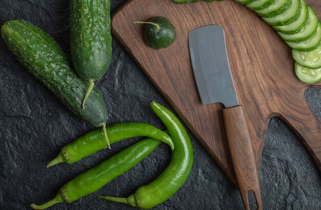Close-up foto van gesneden komkommer en hete groene paprika's. Hoge kwaliteit foto