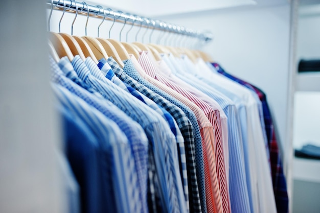 Close-up foto van modieuze kleding op hangers in de winkel