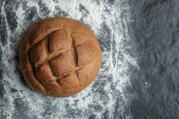 Close-up foto van roggebrood. op bloem.