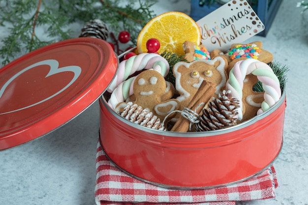 Close-up foto van rood servies vol met zelfgemaakte koekjes.