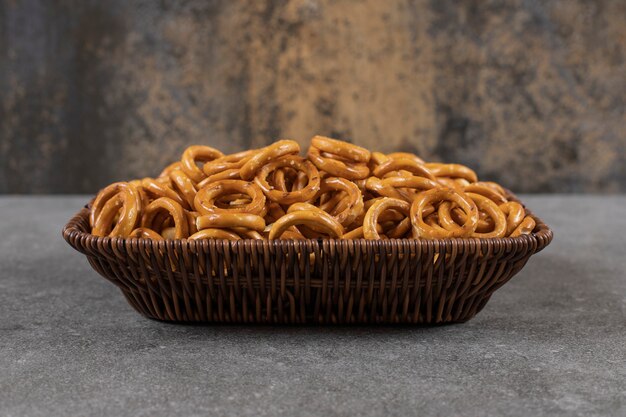 Close-up foto van stapel koekjes in ringvorm binnenkant mand