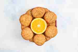 Gratis foto close-up foto van stapel koekjes met half gesneden sinaasappel.