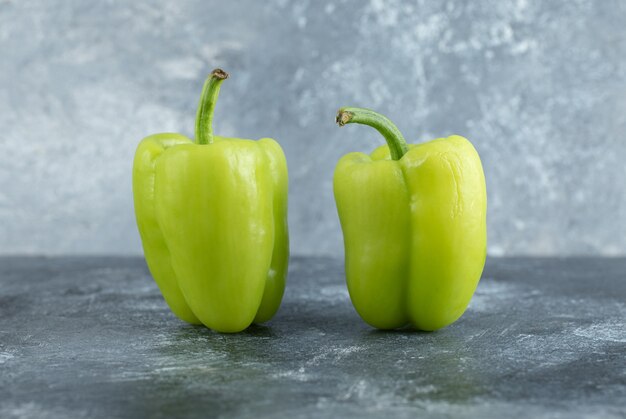 Close-up foto van twee verse biologische paprika's.