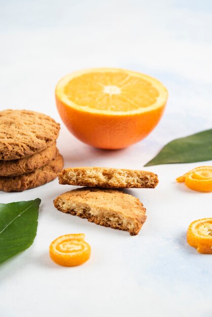 Close-up foto van zelfgemaakte koekjes op witte ondergrond.