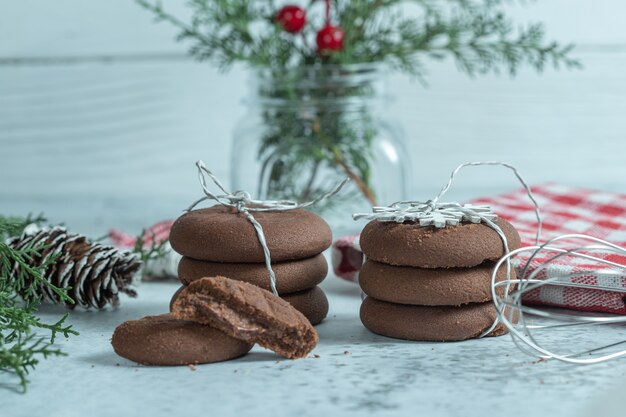 Close-up foto zelfgemaakte verse chocolade koekjes. Kerstkoekjes.