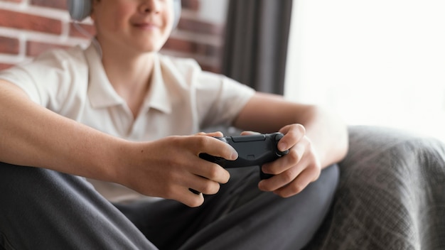 Close-up gamer spelen met controller