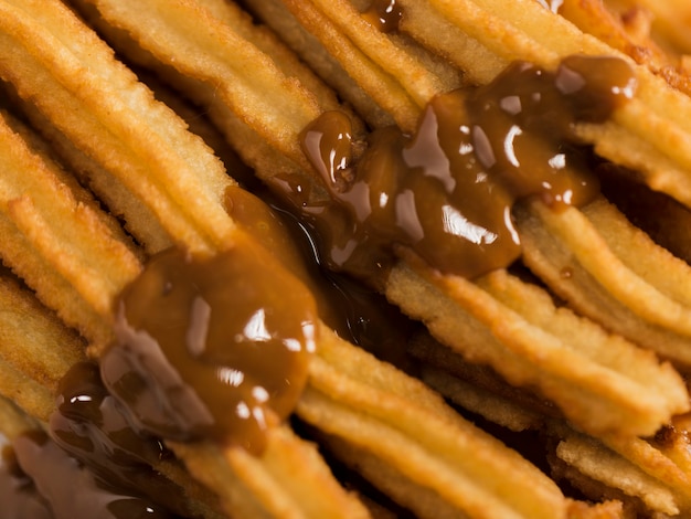 Close-up gebakken churros met gesmolten chocolade