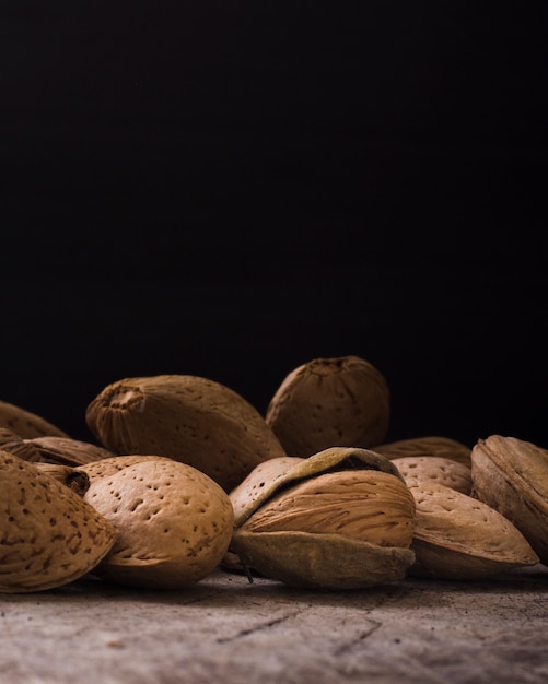 Gratis foto close-up gedroogde walnoten op de tafel