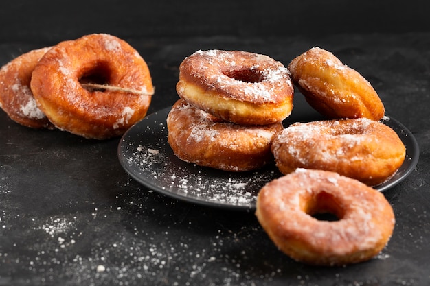 Gratis foto close-up geglazuurde donuts