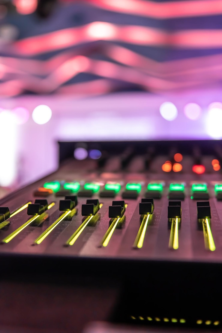 Gratis Foto close-up geluid muziek mixer bedieningspaneel op onscherpe achtergrond