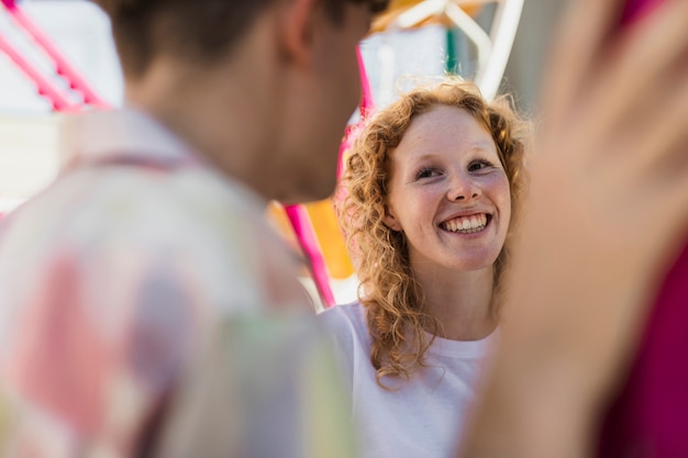 Gratis foto close-up gelukkig paar in carnaval