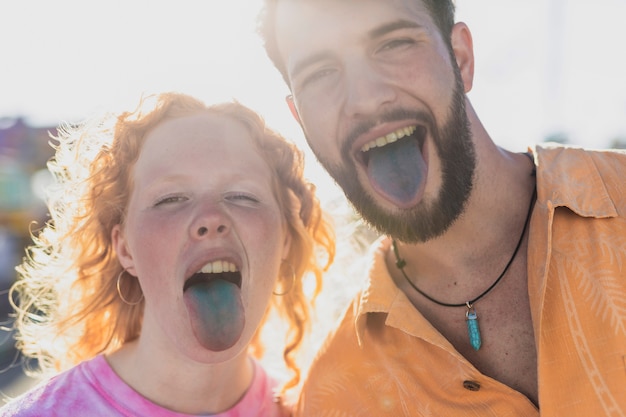 Close-up gelukkig paar met blauwe tongen