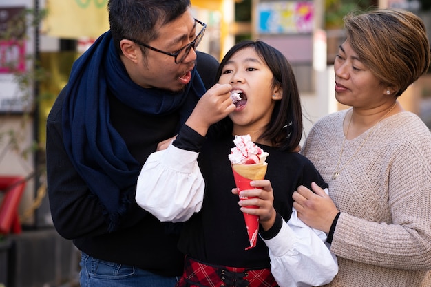 Close-up gelukkige familie met dessert