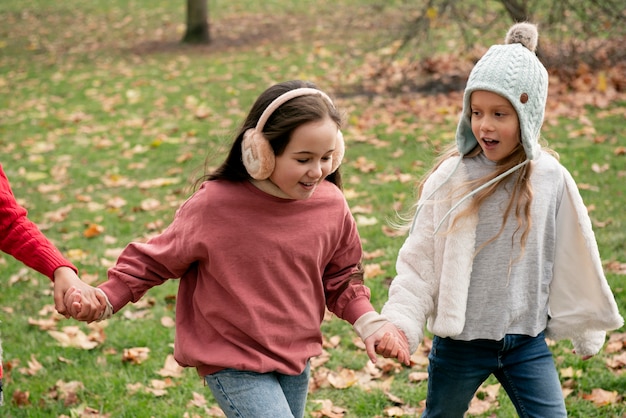 Gratis foto close-up gelukkige kinderen hand in hand