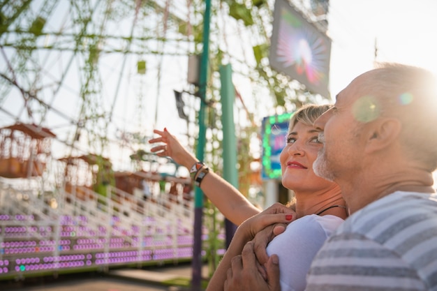 Gratis foto close-up gelukkige mensen buitenshuis