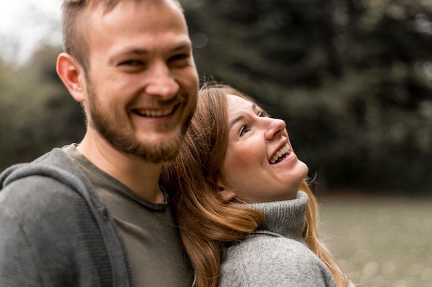 Gratis foto close-up gelukkige partners in de natuur