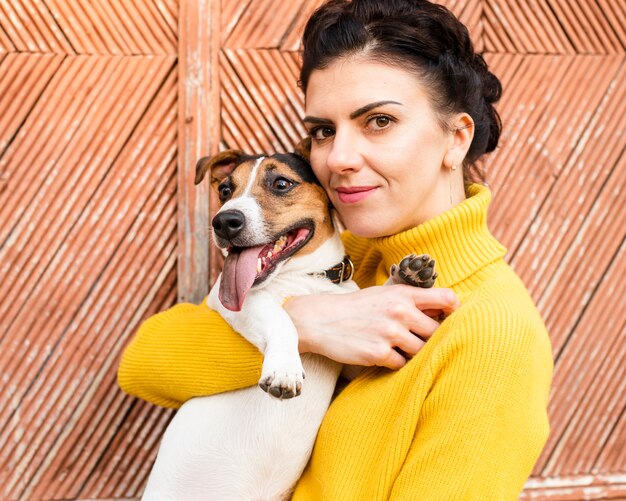 Close-up gelukkige vrouw met haar hond