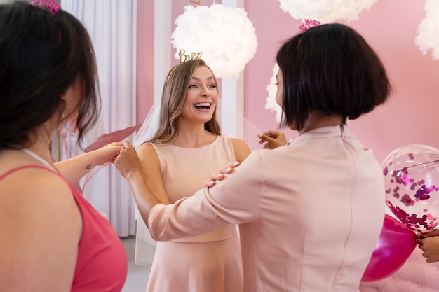 Close-up gelukkige vrouw op vrijgezellenfeest