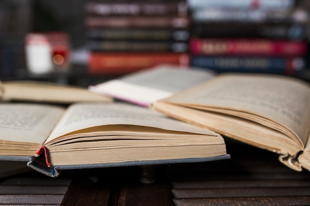 Close-up geopende boeken in bibliotheek