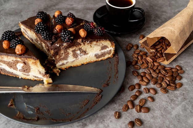 Gratis foto close-up gesneden cake met koffie