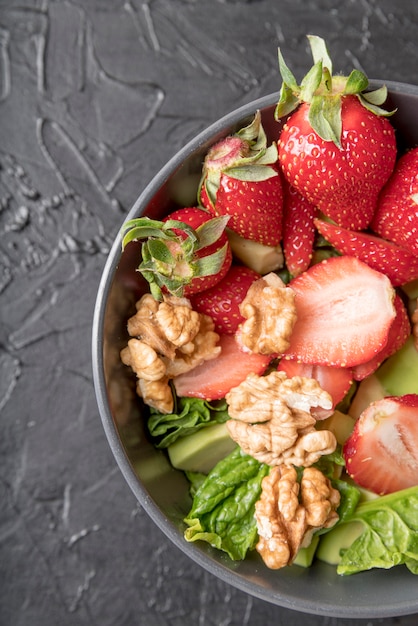 Gratis foto close-up gezonde salade met aardbeien en walnoten