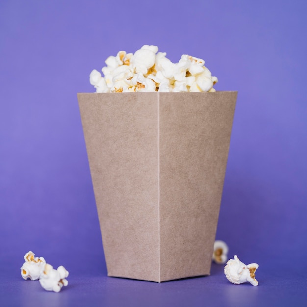 Gratis foto close-up gezouten popcorn doos klaar om te worden geserveerd