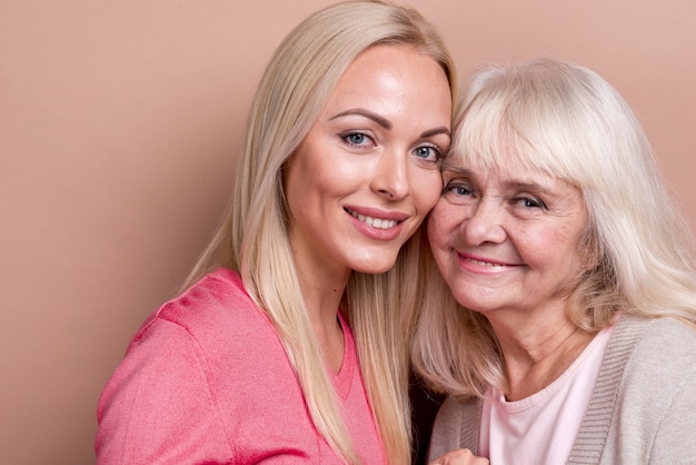 Gratis foto close-up glimlachende dochter en moeder