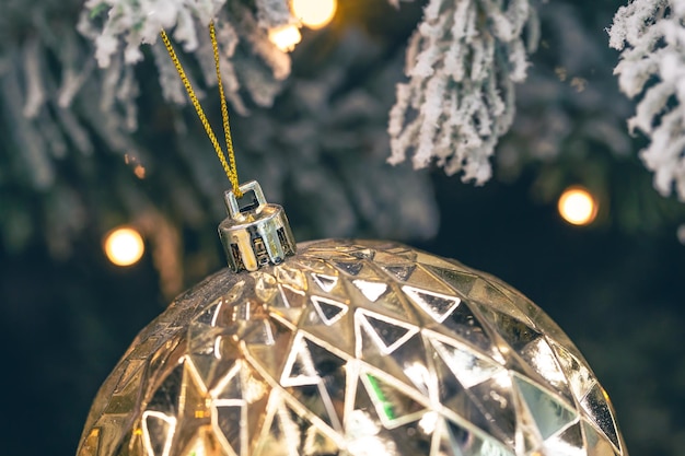 Close-up gouden bal op een kerstboomclose-up