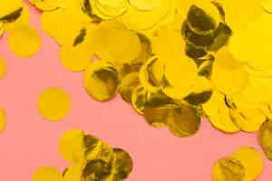 Gratis foto close-up gouden confetti op roze