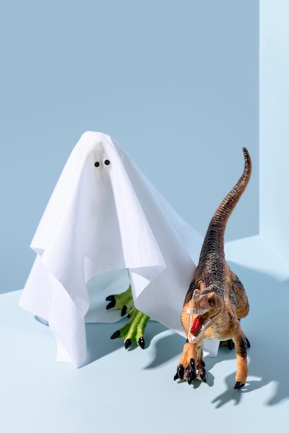 Gratis foto close-up griezelig halloween-spook en dinosaurusspeelgoed