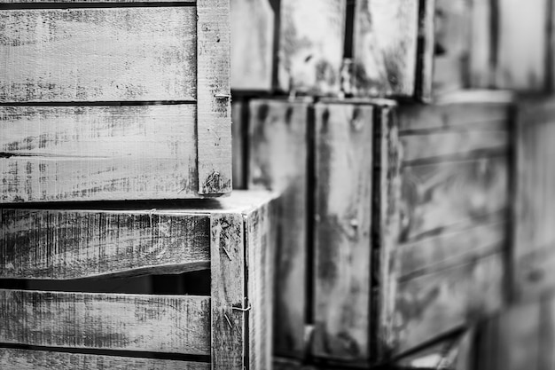 Gratis foto close-up grijstinten shot van houten kisten