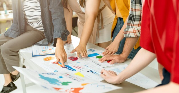 Close-up Groep Aziatische en Kaukasische jonge creatieve gelukkig genieten