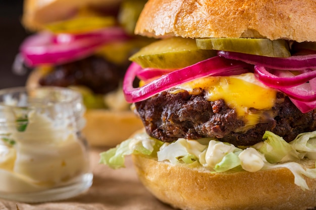 Close-up hamburgers met augurken