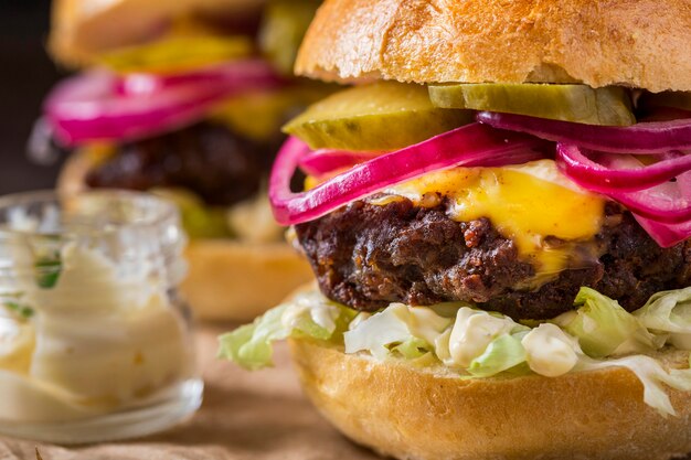 Close-up hamburgers met augurken