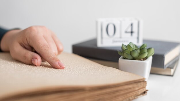 Close-up hand die oud boek leest