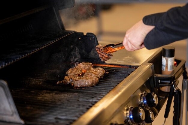 Close-up hand koken heerlijk vlees