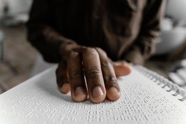 Close-up hand lezen van braille