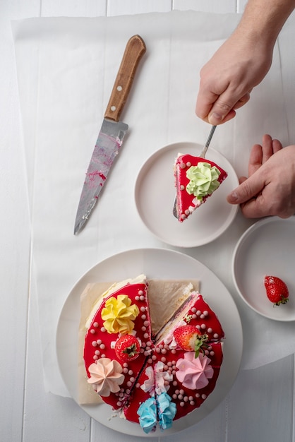 Close-up hand met cake slice